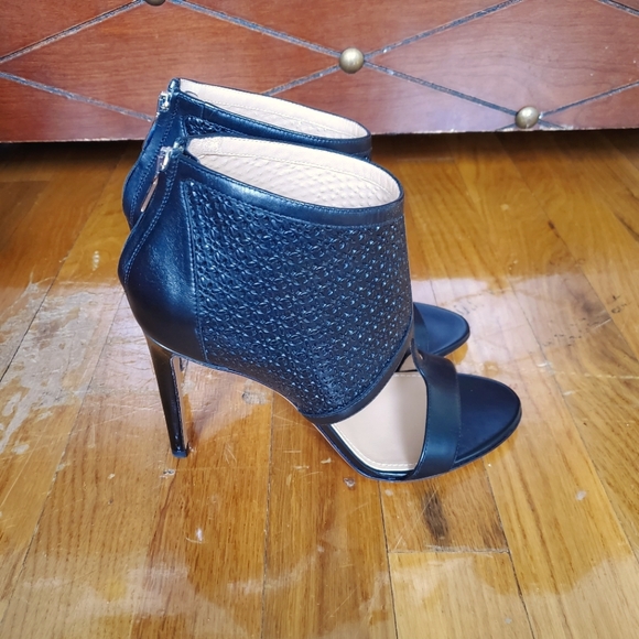 Authentic Salvatore Ferragamo Pacella Black Leather T-Strap Sandals Heels Sz 6B - Picture 2 of 15